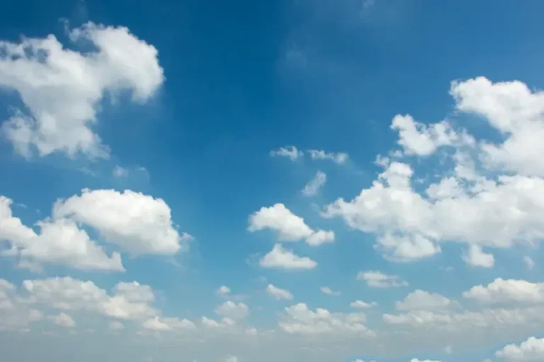 Por que as nuvens não caem do céu? Entenda a ciência por trás do fenômeno