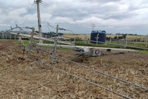 Poste de energia caído após passagem de temporal.