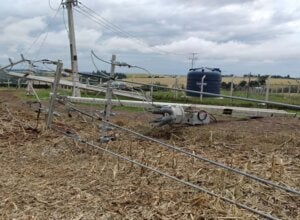 Poste de energia caído após passagem de temporal.
