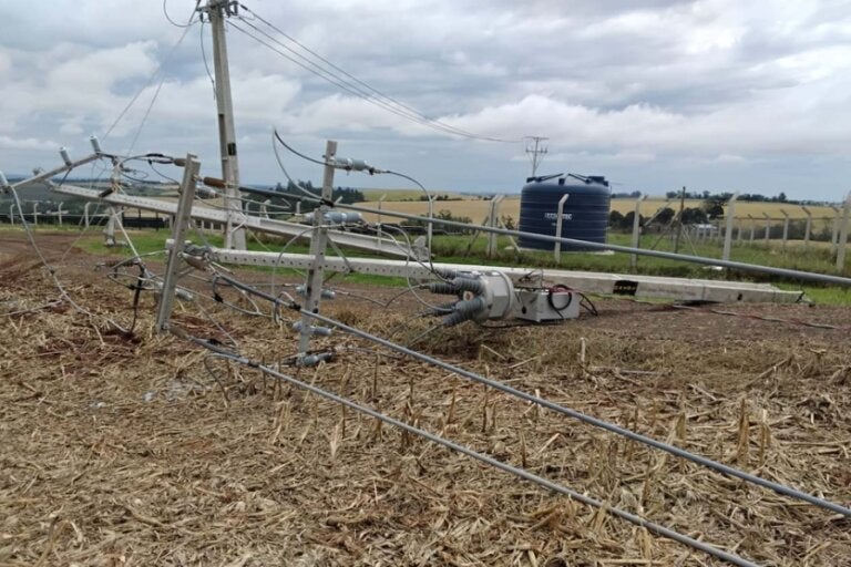 Poste de energia caído após passagem de temporal.