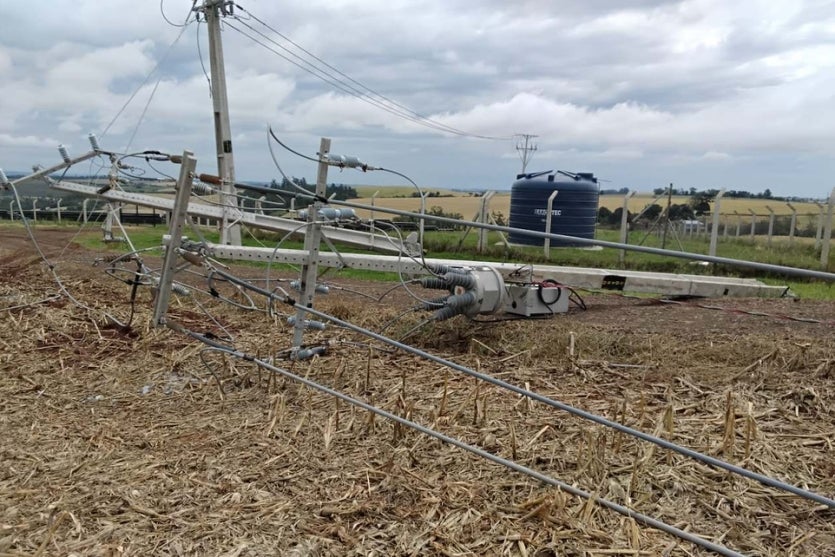 Poste de energia caído após passagem de temporal.