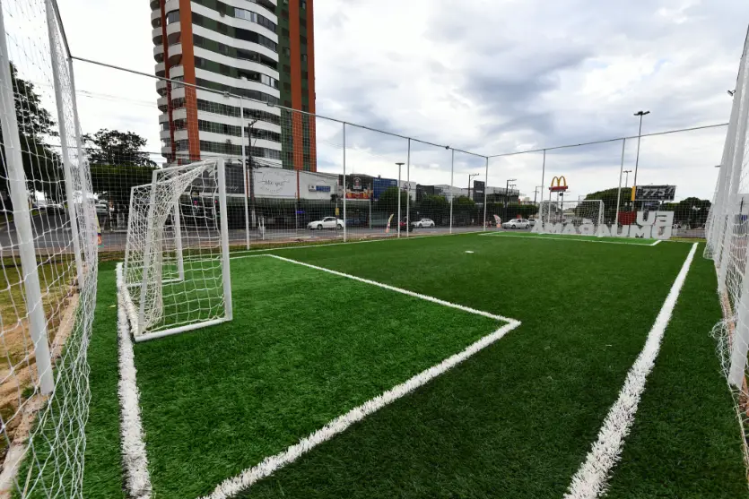 Praça Miguel Rossafa ganha campinho de grama sintética para crianças em Umuarama
