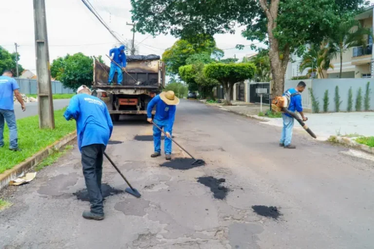 Prefeitura intensifica recuperação do asfalto após chuvas em Umuarama