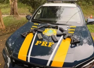 PRF apreende dois fuzis escondidos no painel de carro na rodovia BR-376, no Paraná