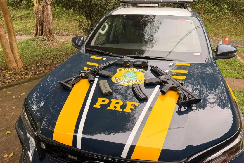 PRF apreende dois fuzis escondidos no painel de carro na BR-376, no Paraná