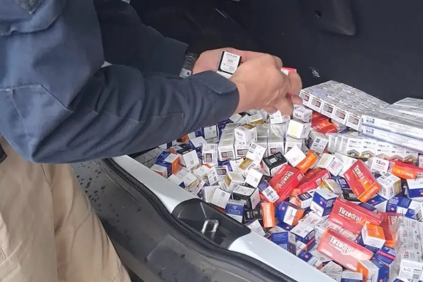 PRF apreende medicamentos estrangeiros em carro de escolta armada na BR-277