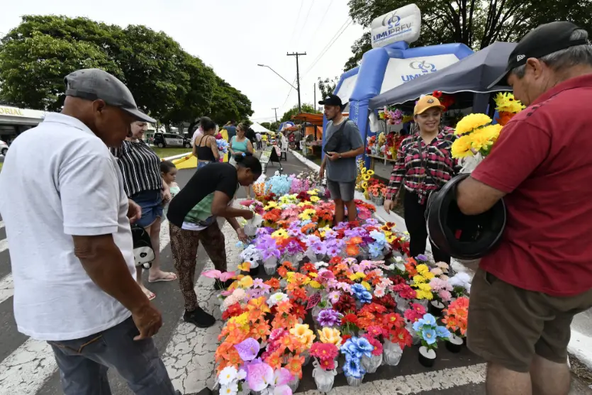 Procon encontra diferenças de até 187% nos preços de flores e velas em Umuarama
