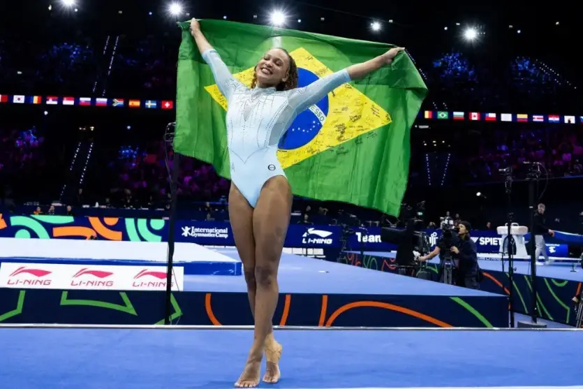 Rebeca Andrade conquista o tricampeonato mundial no salto