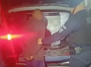Homem que espirou vizinha pela janela sendo preso por equipes da GMC.