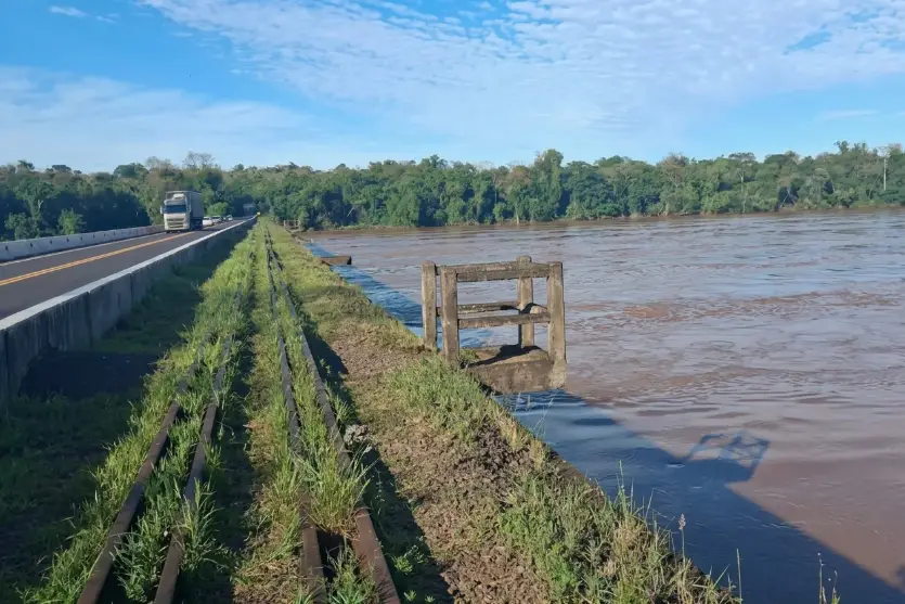Rio Ivaí fica alto na ponte da PR-323, mas nível começa a baixar