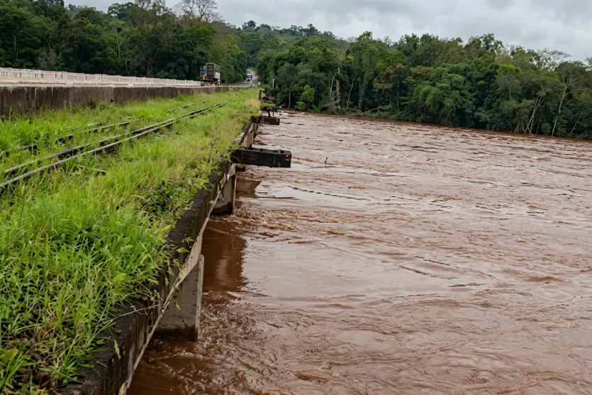 Rio Ivaí sobe 20 cm por hora e água fica a 3 metros da ponte na PR-323