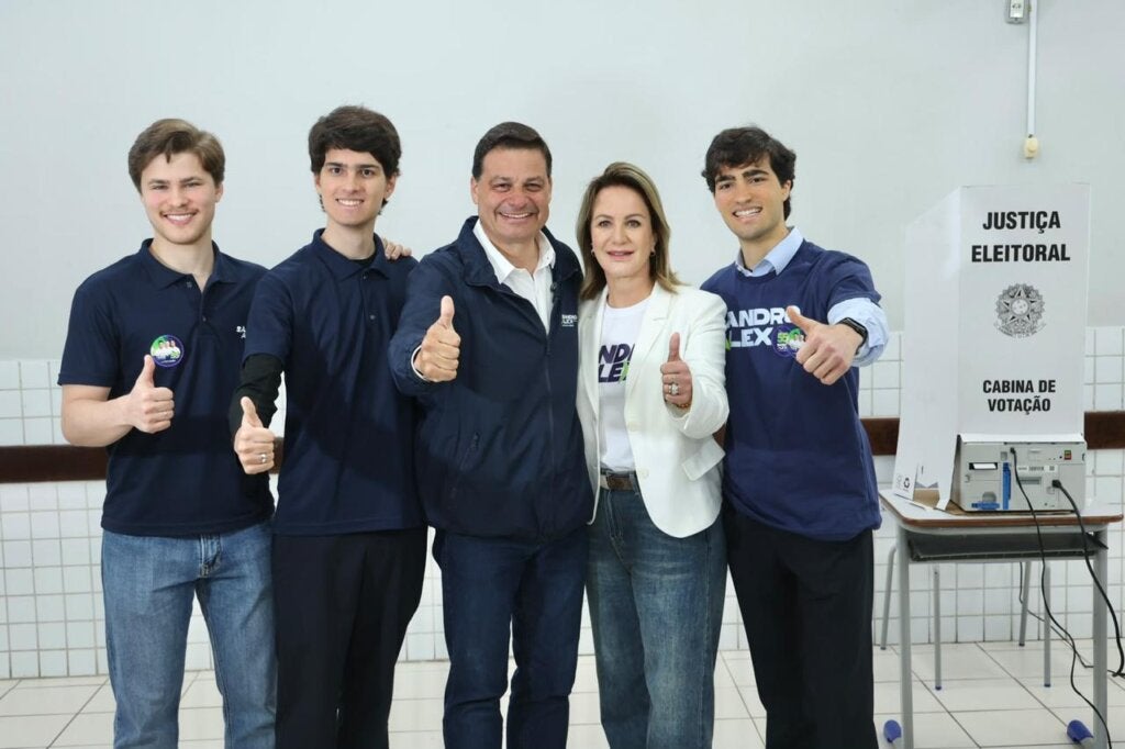 Sandro Alex vota ao lado da família, Ratinho Jr e Alexandre Curi e fala em segundo turno