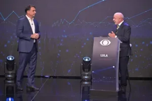 Candidatos Lula e Flávio Bolsonaro em debate na TV Band.
