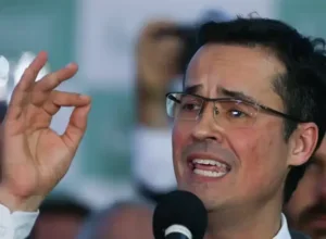 O político Deltan Dallagnol durante um discurso.