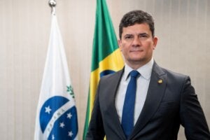 Sérgio Moro com a bandeira do Paraná ao fundo.