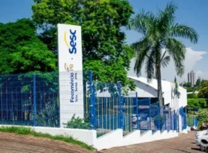 Totem de entrada do Sesc Umuarama.