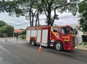 Sofá pega fogo e mobiliza bombeiros em residência de Umuarama