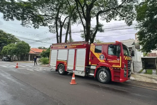 Sofá pega fogo e mobiliza bombeiros em residência de Umuarama