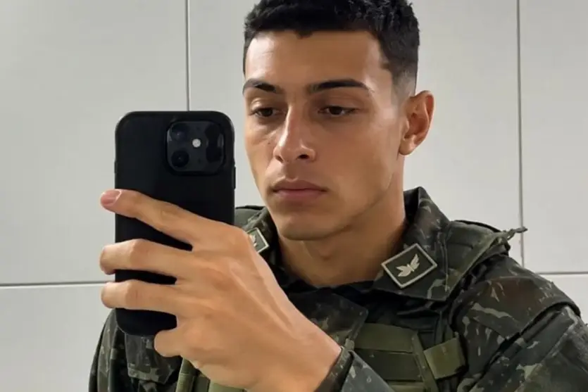 Soldado desaparecido com fuzil é preso e levado à Polícia do Exército