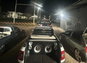 Polícia Militar apreende três veículos por som alto e irregularidades em Umuarama