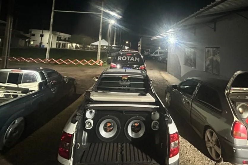 Polícia Militar apreende três veículos por som alto e irregularidades em Umuarama