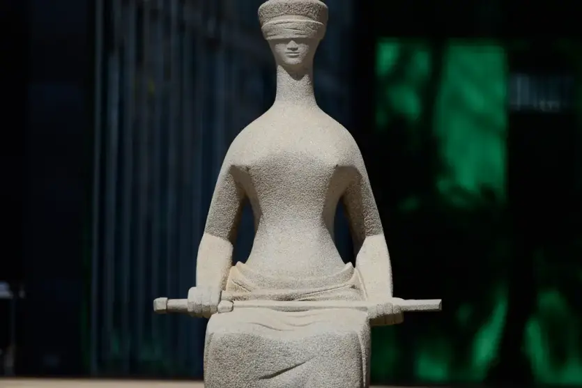 Estátua da Justiça na entrada do Supremo Tribunal Federal.