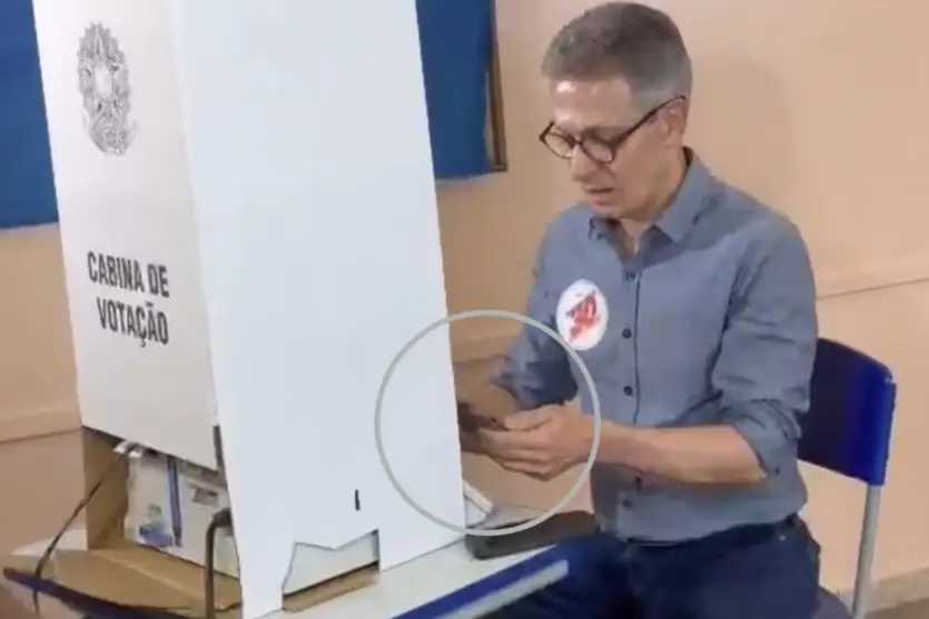 TRE-MG vai apurar uso de celular por Zema dentro da cabine de votação