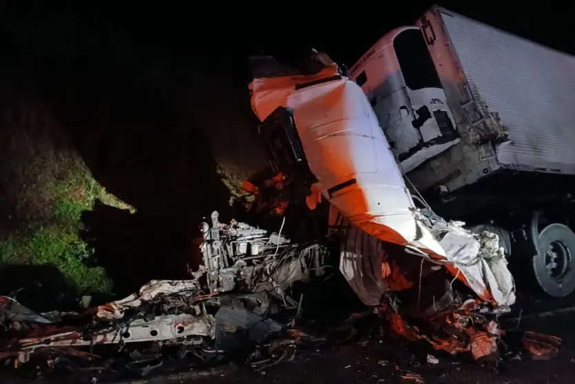 Colisão entre três caminhões mata motorista de 67 anos na BR-282