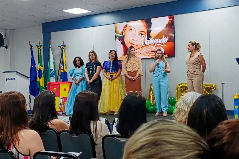 Umuarama apresenta práticas de alfabetização em seminário regional da Educação