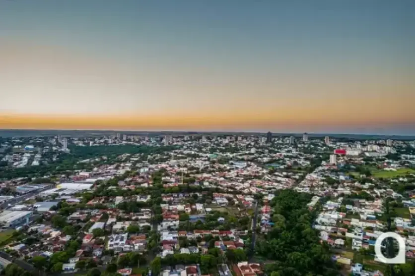 Uma visão aérea da cidade de Umuarama, capturada por drone.