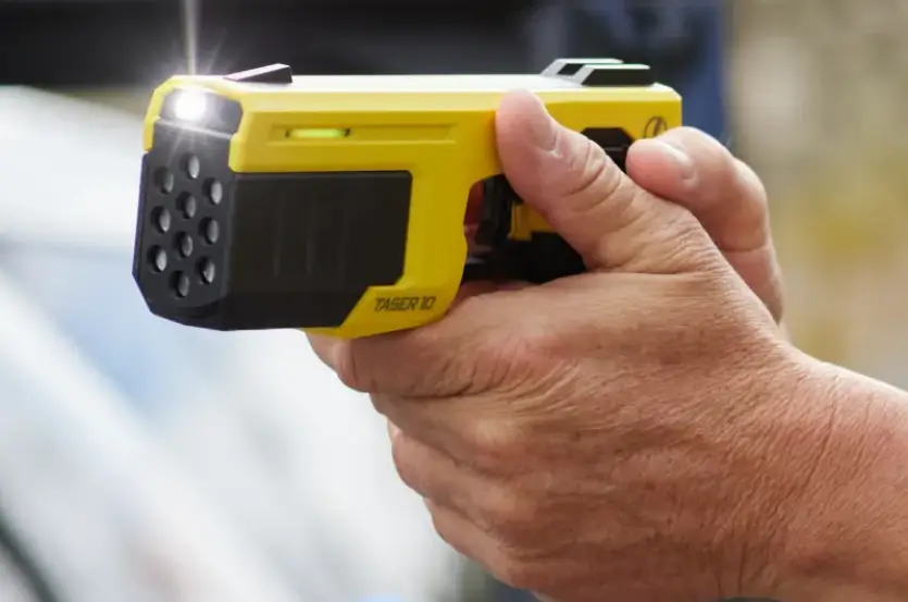 Umuarama: PM usa taser para conter homem em surto armado com martelo e chave de fenda
