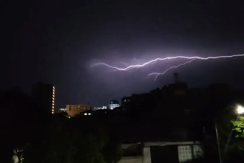 Umuarama registra 239 raios durante temporal severo na terça-feira