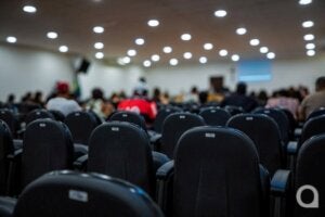 Cadeiras no interior do Tribunal do Júri de Umuarama.