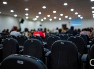 Cadeiras no interior do Tribunal do Júri de Umuarama.