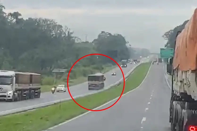 Caminhão é flagrado na contramão na BR-277, no Paraná; veja o vídeo