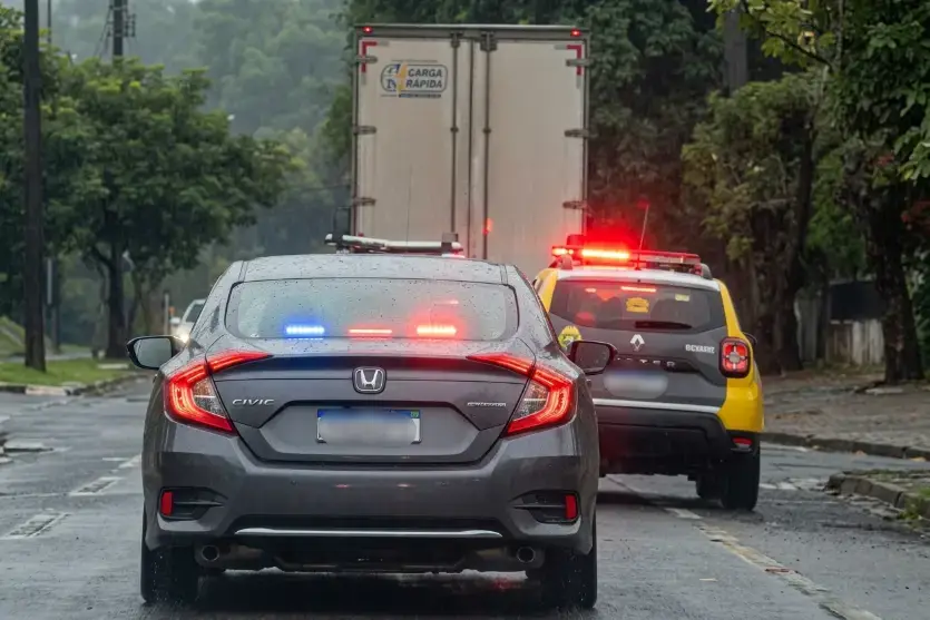 Vídeo: perseguição a caminhão mobiliza nove viaturas e percorre ruas de Cascavel