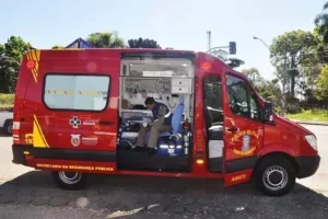 Ambulância do Siate com bombeiro socorrista dentro.