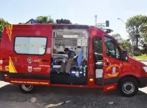 Ambulância do Siate com bombeiro socorrista dentro.