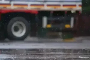 Foto de chuva com um caminhão do Corpo de Bombeiros ao fundo.