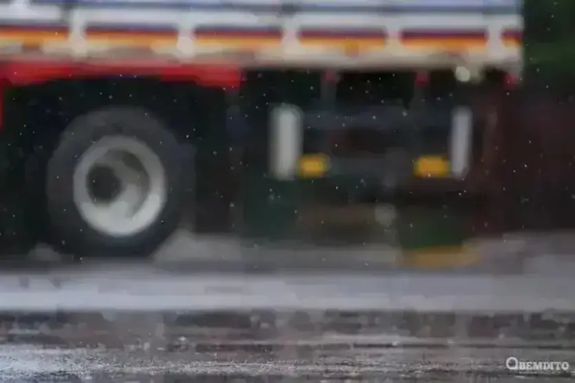 Foto de chuva com um caminhão do Corpo de Bombeiros ao fundo.