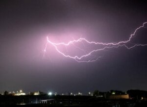 Raio rasgando o céu noturno em uma noite de tempestade.