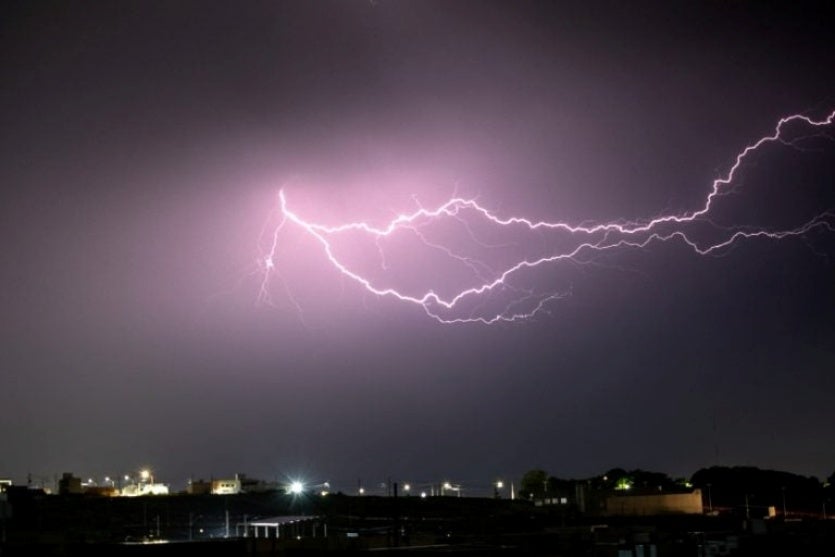 Raio rasgando o céu noturno em uma noite de tempestade.