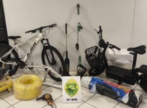 Objetos recuperados pela PM em Umuarama.