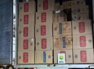 Caixas de cigarros contrabandeados apreendidos em caminhão.
