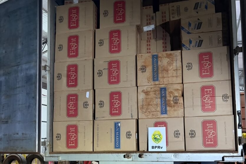 Caixas de cigarros contrabandeados apreendidos em caminhão.