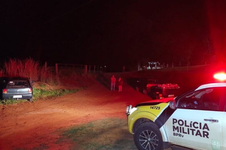 Carro envolvido em acidente na PR-082 em Ivaté.
