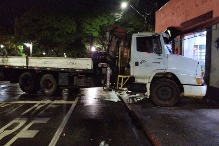 Caminhão que bateu em panificadora em Umuarama.