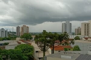 Céu nublado antes de chuva em Umuarama.