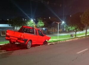Strada que se envolveu em acidente com outros dois veículos em Umuarama.