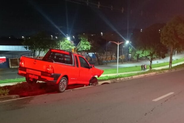 Strada que se envolveu em acidente com outros dois veículos em Umuarama.
